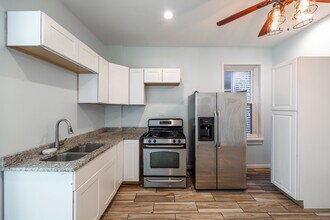 1638 W 18th Pl, Unit 2F in Chicago, IL - Building Photo - Building Photo