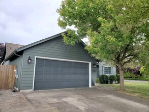 910 Arrow Leaf Ave in Harrisburg, OR - Building Photo - Building Photo