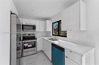 11935 SW 217th St in Goulds, FL - Foto de edificio - Building Photo