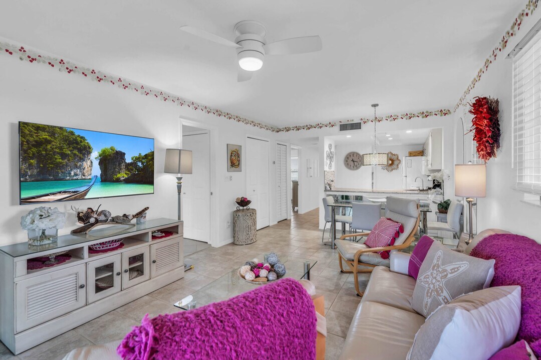 600 Neapolitan Way in Naples, FL - Building Photo