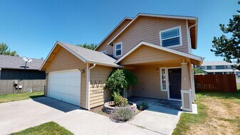 1243 SE Newgate Dr in College Place, WA - Building Photo