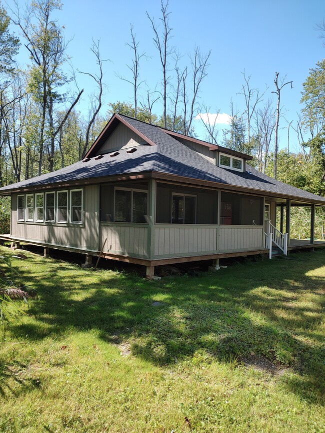 2125 US-9 in Round Lake, NY - Foto de edificio - Building Photo