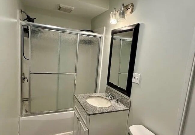 609 King Philip St, Unit 2 in Fall River, MA - Foto de edificio - Building Photo