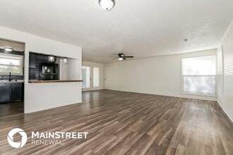 607 Hamblen Rd in Greenwood, MO - Foto de edificio - Building Photo