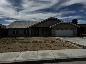 16324 Victoria Dr in Victorville, CA - Building Photo