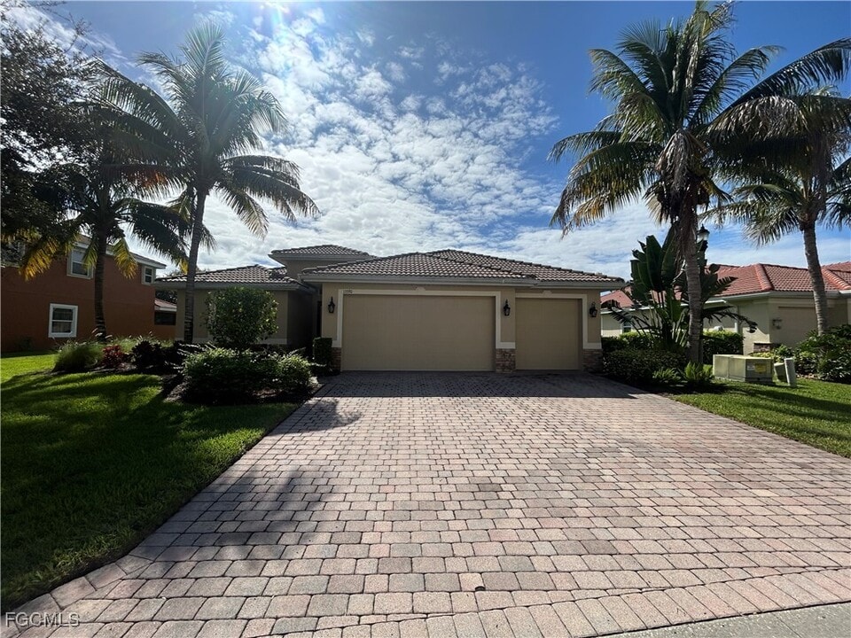 13390 Seaside Harbour Dr in Ft. Myers, FL - Building Photo