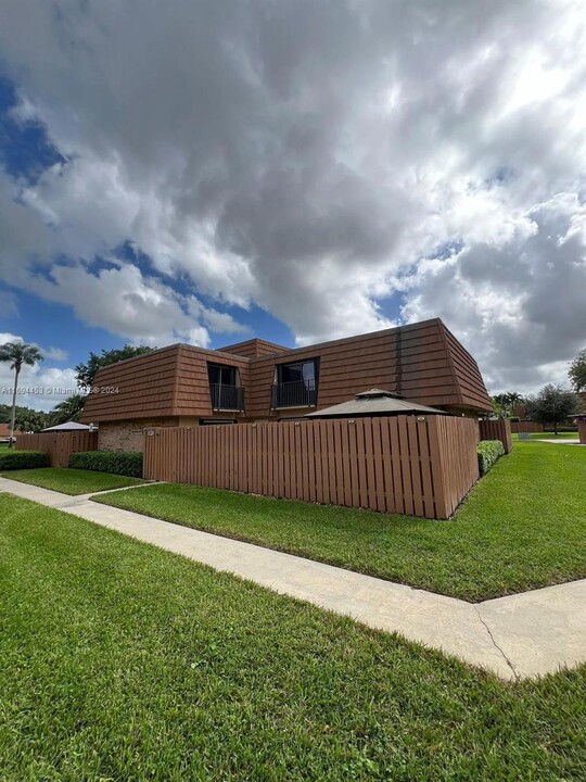 2572 Garden Ct in Hollywood, FL - Building Photo