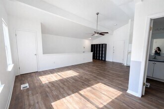 212 Lessin Ln in Austin, TX - Foto de edificio - Building Photo