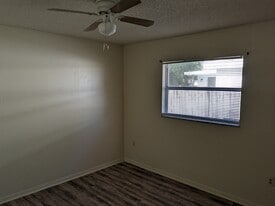 6200 Illinois Ave in New Port Richey, FL - Building Photo