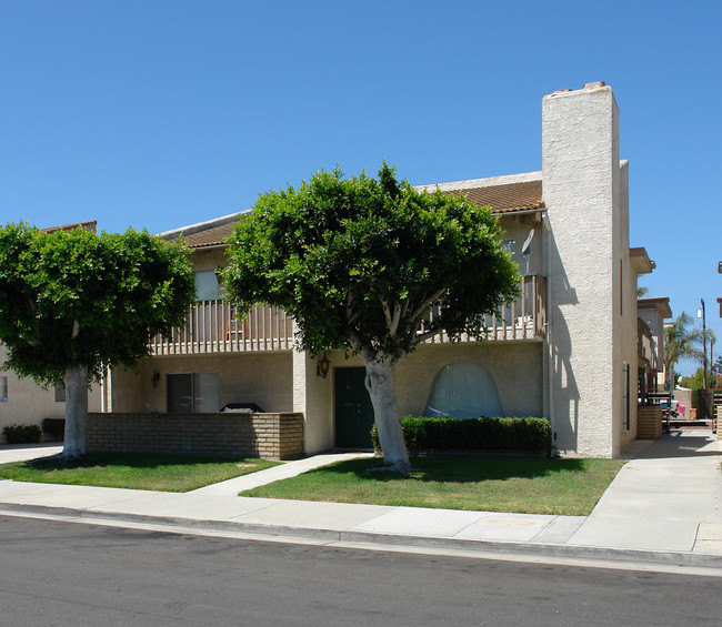 16771 Green St in Huntington Beach, CA - Foto de edificio - Building Photo