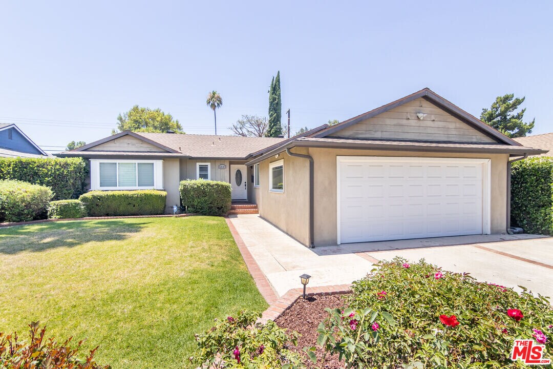 6443 Dannyboyar Ave in Los Angeles, CA - Building Photo