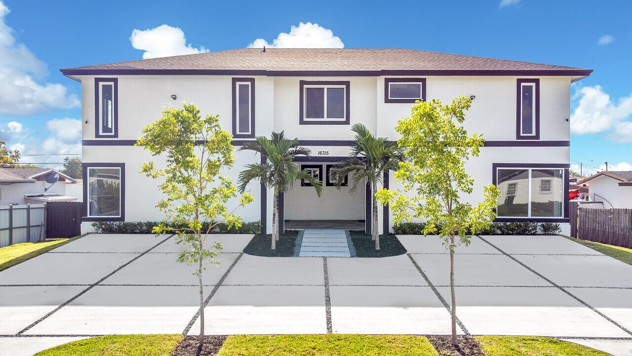 16315 SW 107th Ave in Miami, FL - Building Photo