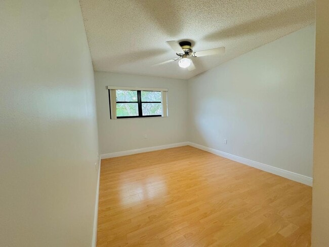 13370 SW 90th Ter, Unit D in Miami, FL - Foto de edificio - Building Photo