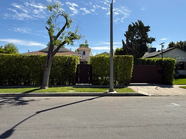 property at 5906 Graves Ave