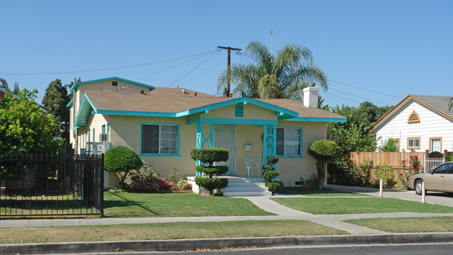 2966 Santa Ana St in South Gate, CA - Foto de edificio - Building Photo