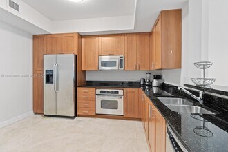 3340 NE 190th St, Unit 405 in Miami, FL - Building Photo - Building Photo