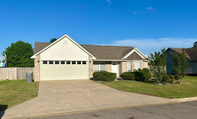 300 Locust Dr in Greenwood, AR - Building Photo - Building Photo
