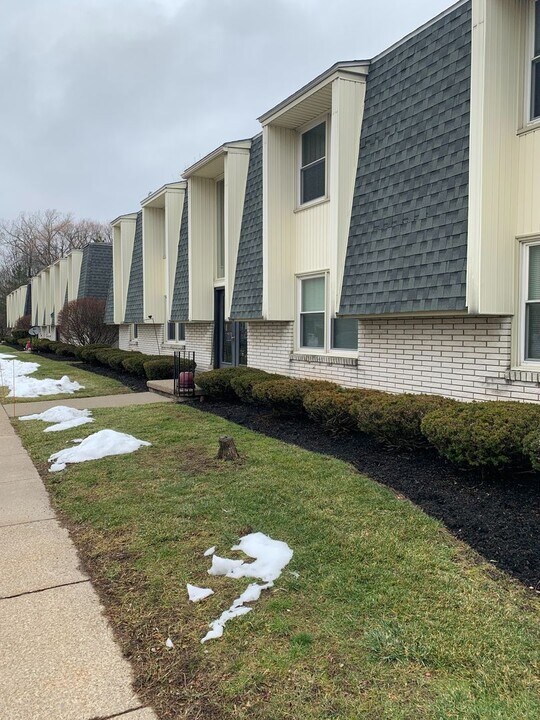 450 South St in Lockport, NY - Building Photo