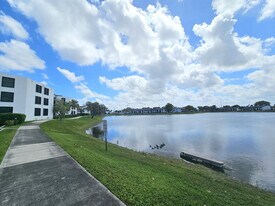 213 Lake Pointe Dr in Oakland Park, FL - Building Photo