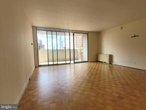 224-30 W Rittenhouse Square in Philadelphia, PA - Building Photo - Building Photo