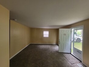 6913 Cecil Dr in Flint, MI - Building Photo - Building Photo