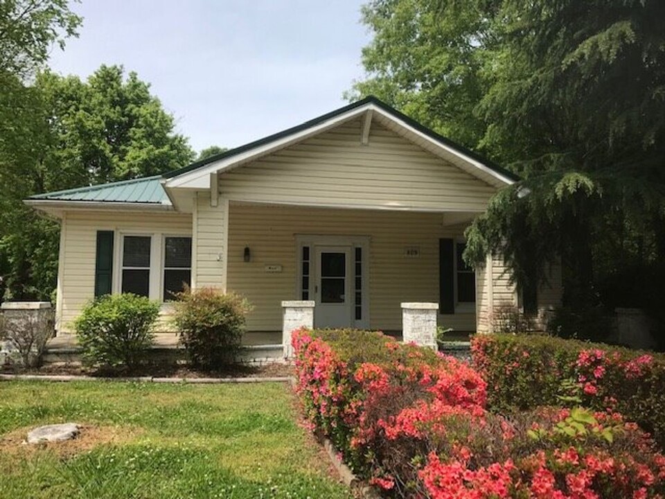 809 N Main St in China Grove, NC - Building Photo