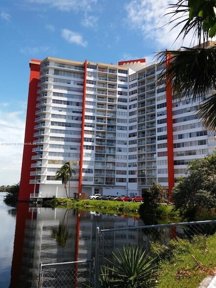 1301 NE Miami Gardens Dr, Unit 602W in Miami, FL - Building Photo