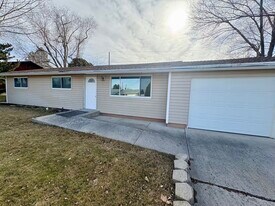 240 Circle Dr in Winnemucca, NV - Building Photo