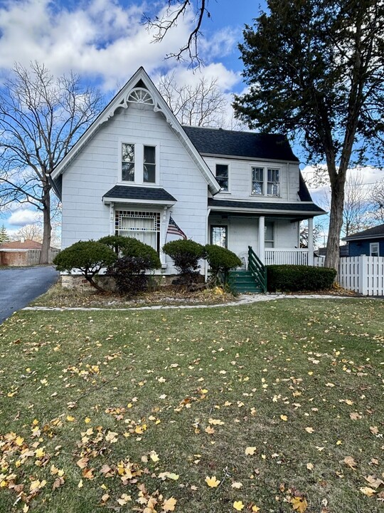 157 Slocum Lake Rd in Wauconda, IL - Foto de edificio