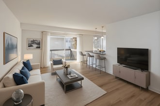 Top Of The Hill Apartments in Feasterville, PA - Foto de edificio - Building Photo