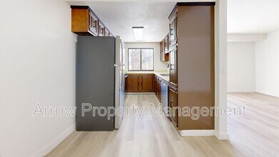 207 E Arbor Ave in Bismarck, ND - Foto de edificio - Building Photo