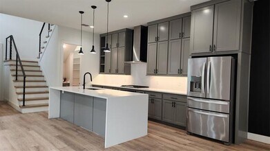517 Mt Auburn Ave in Dallas, TX - Foto de edificio - Building Photo