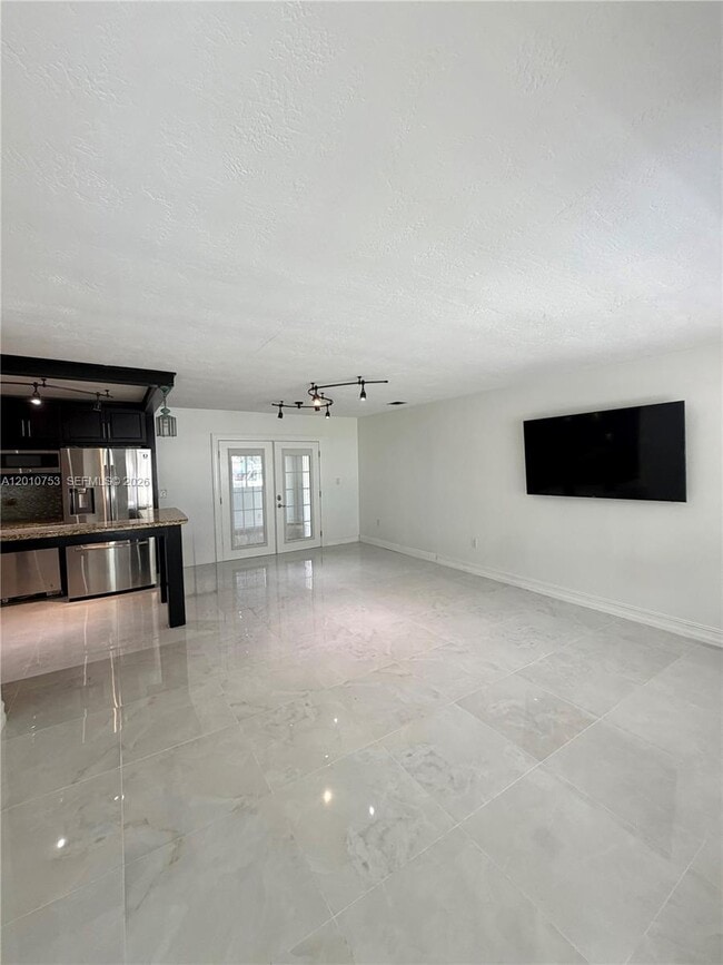 6472 Johnson St in Hollywood, FL - Building Photo - Building Photo