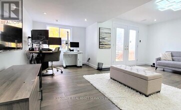 33 Tobermory Crescent in Ottawa, ON - Building Photo - Building Photo