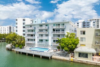 Bay House in Miami Beach, FL - Foto de edificio - Building Photo