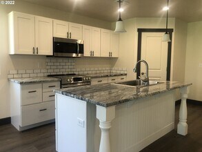 302 Riverwood Ct in Umatilla, OR - Foto de edificio - Building Photo