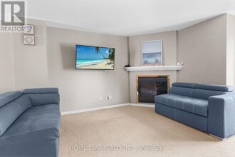 258 Meadowbreeze Dr in Ottawa, ON - Building Photo - Building Photo