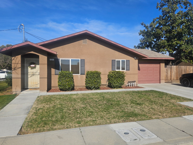 124 W Fresno St in Fowler, CA - Building Photo