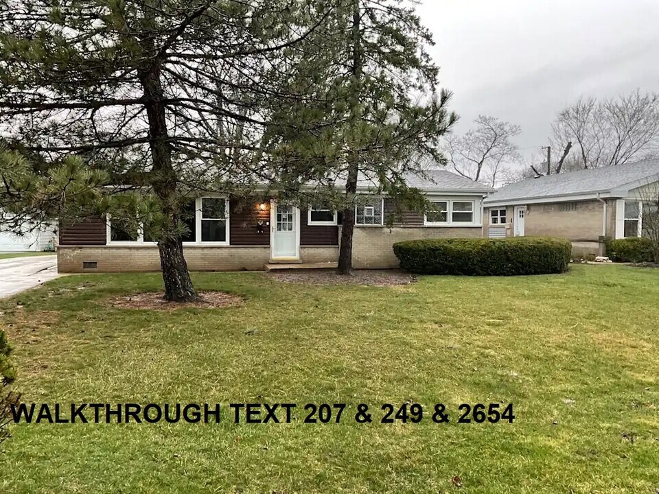 429 Lotus Ln in Glenview, IL - Building Photo
