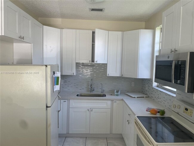 907 SW 8th St in Hallandale Beach, FL - Building Photo - Building Photo