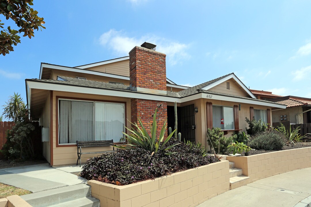 16762 Bardon Ln in Huntington Beach, CA - Building Photo