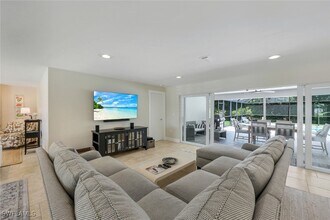 725 Old Trail Dr in Naples, FL - Building Photo - Building Photo