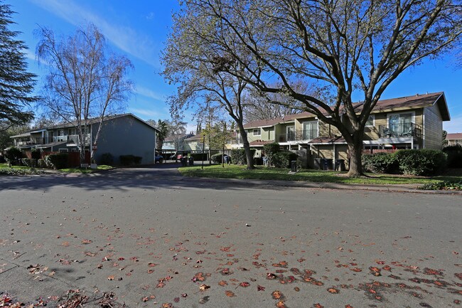 Shadow Creek Condominiums in Citrus Heights, CA - Building Photo - Building Photo