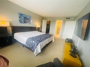 2500 NE 48th Ln in Fort Lauderdale, FL - Foto de edificio - Building Photo