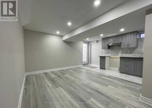 6978 Tassel Crescent in Mississauga, ON - Building Photo - Building Photo