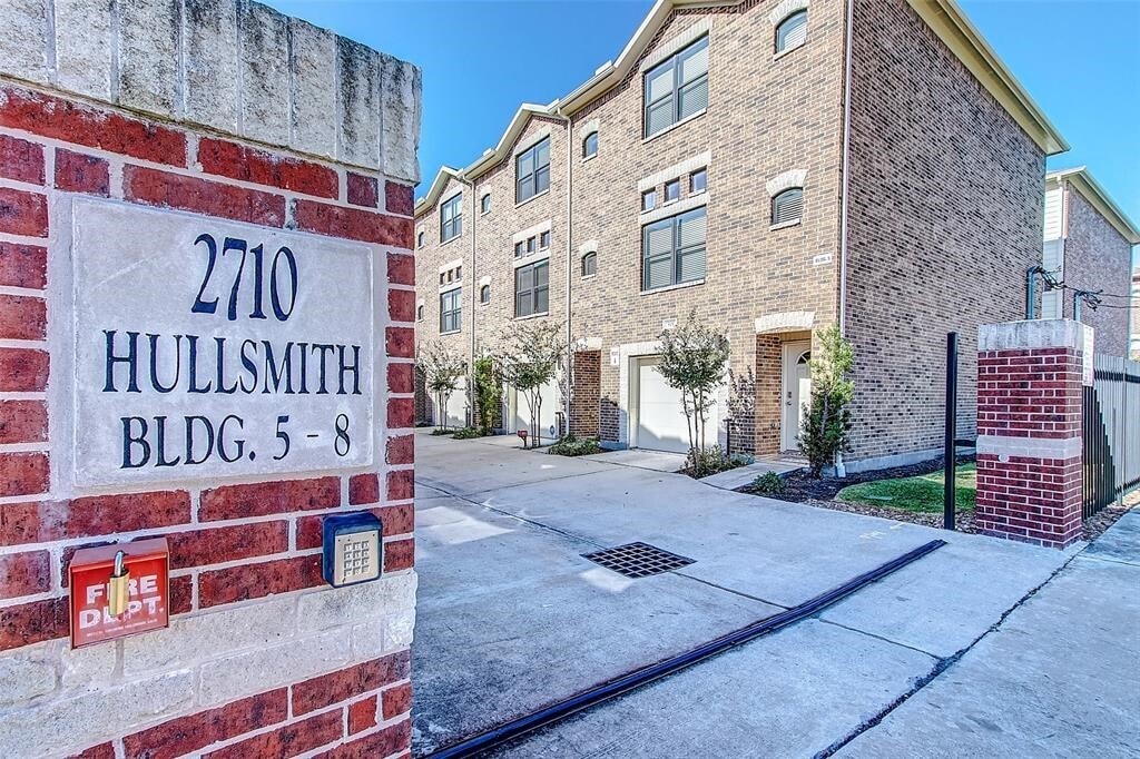 2710 Hullsmith Dr in Houston, TX - Foto de edificio