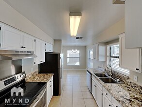 604 Chilt Dr in Brandon, FL - Building Photo - Building Photo