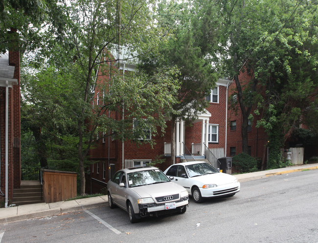 8318 Roanoke Ave in Takoma Park, MD - Foto de edificio - Building Photo