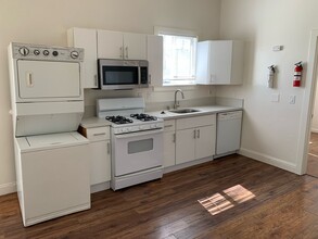 853 McElroy St in Oakland, CA - Foto de edificio - Building Photo
