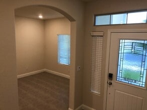 2047 W Sunnyview Ave in Visalia, CA - Foto de edificio - Building Photo